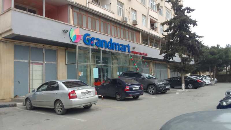 Grandmart marketə etiraz: Sakinlər həyətə daxil ola bilmir