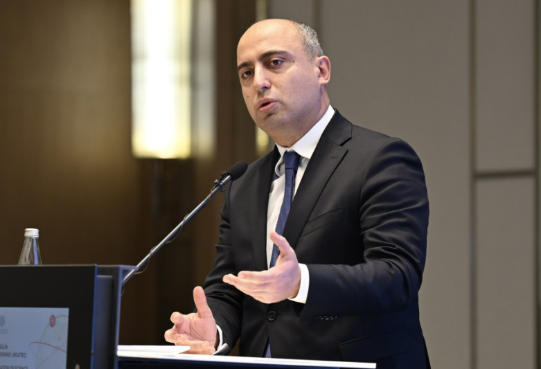 Emin Əmrullayev: Orta məktəblərdə pul yığılması halları var