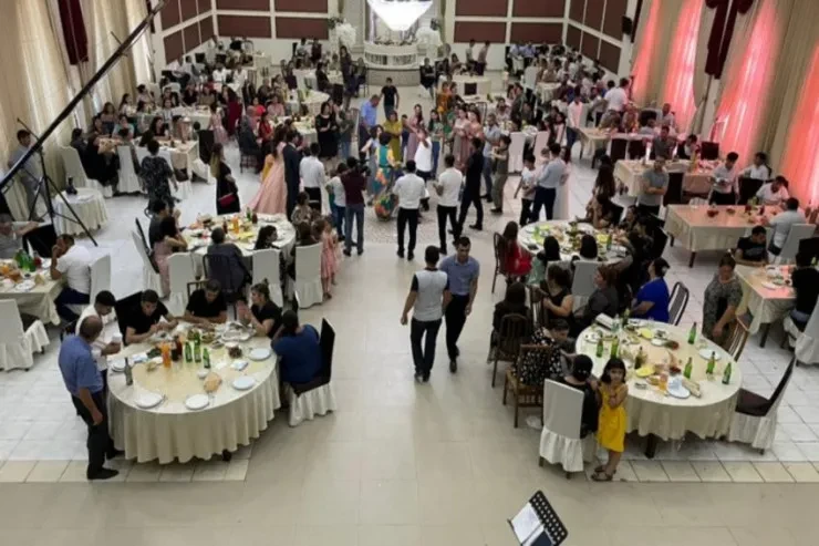 Bakıda şadlıq evində FACİƏ: Kişi yıxılıb öldü