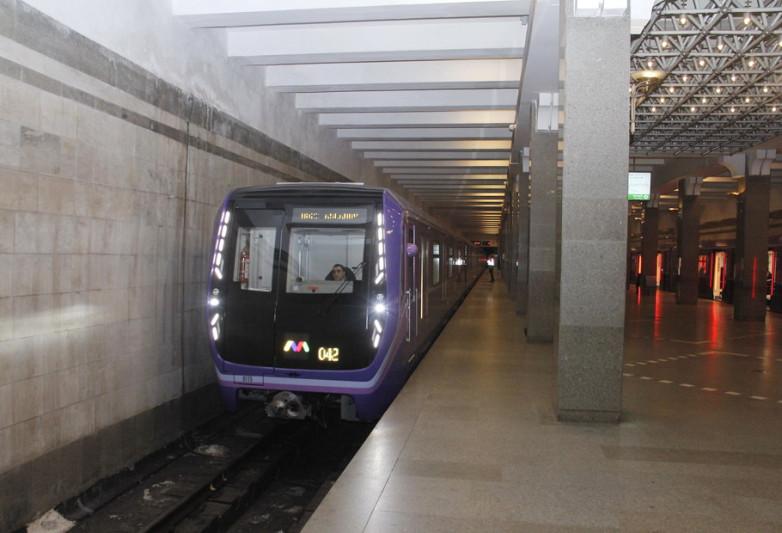 Bakı metrosunda problemlər bitmir: Yenə ləngimə, yenə şikayət…