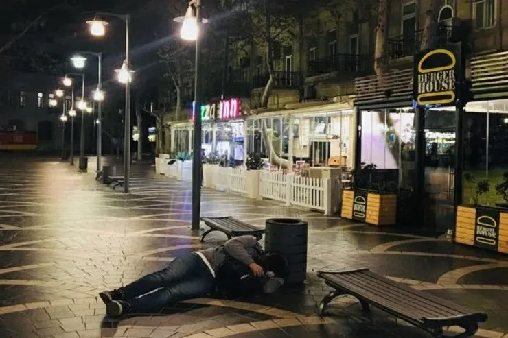 Maliyyə Nazirliyinin mühasibi sərxoş halda parkda yatdı: 3 minlik telefonu OĞURLANDI