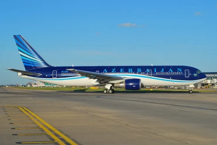 AZAL təyyarəsi Sankt-Peterburq aeroportuna endi