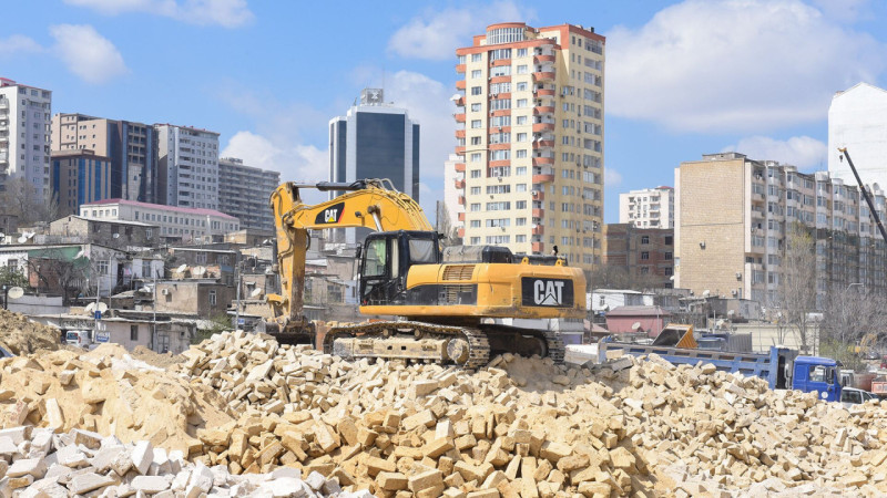 Bakının mərkəzində bu binalar plana düşdü: Söküntü başlanılır Bakının mərkəzində bu binalar plana düşdü: Söküntü başlanılır
