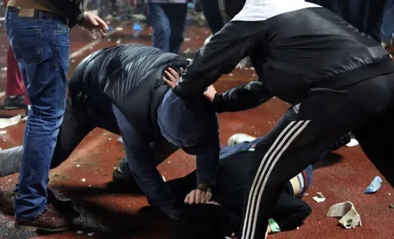 Bakıda gənclər qız üstündə dava etdilər