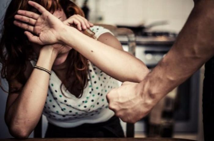 Kişi niyə evə ərzaq almırsan? deyən arvadını döydü