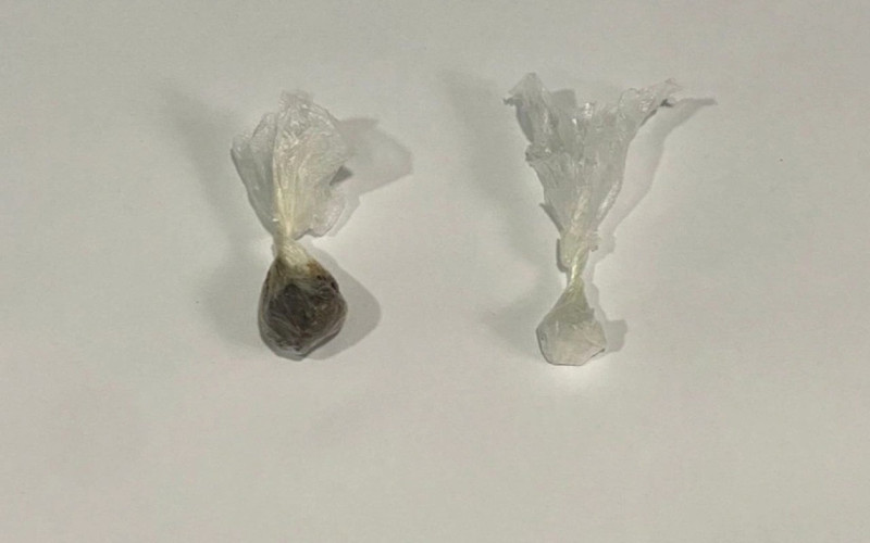 Məhkuma gödəkçənin cibində narkotik keçirmək istədi Məhkuma gödəkçənin cibində narkotik keçirmək istədi