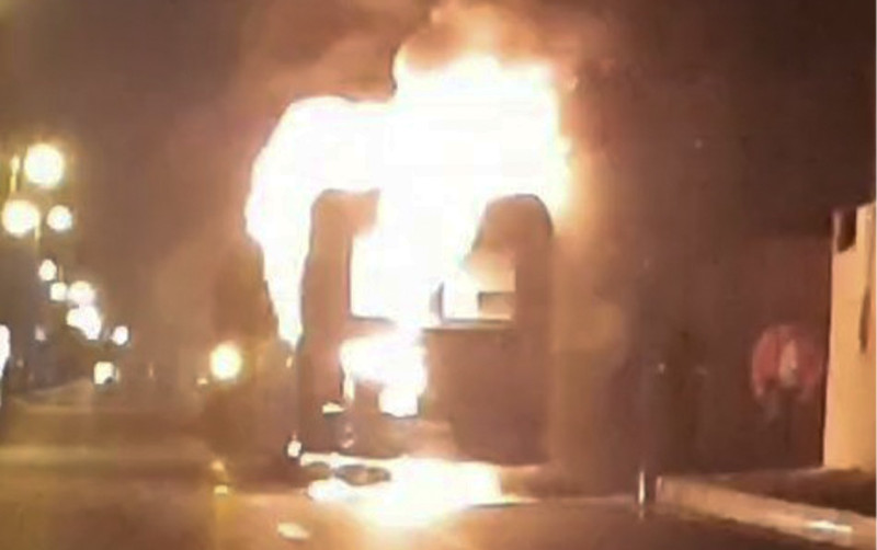 Bakıda marşrut avtobusu yanıb kül oldu - VİDEO Bakıda marşrut avtobusu yanıb kül oldu - VİDEO