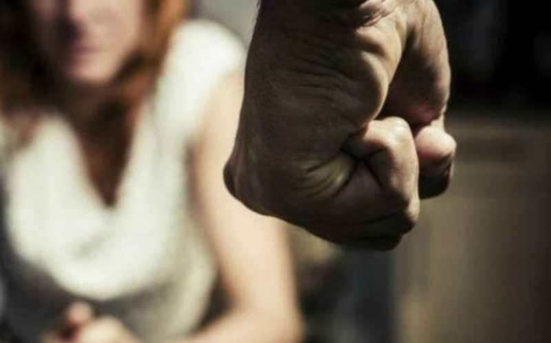 Sevgilisini marketin qarşısında döyən şəxs həbs edildi