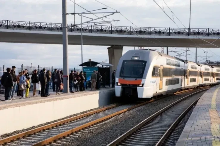 Bakı-Sumqayıt qatarına daş atıb pəncərəsini sındırdılar - FOTO Bakı-Sumqayıt qatarına daş atıb pəncərəsini sındırdılar - FOTO