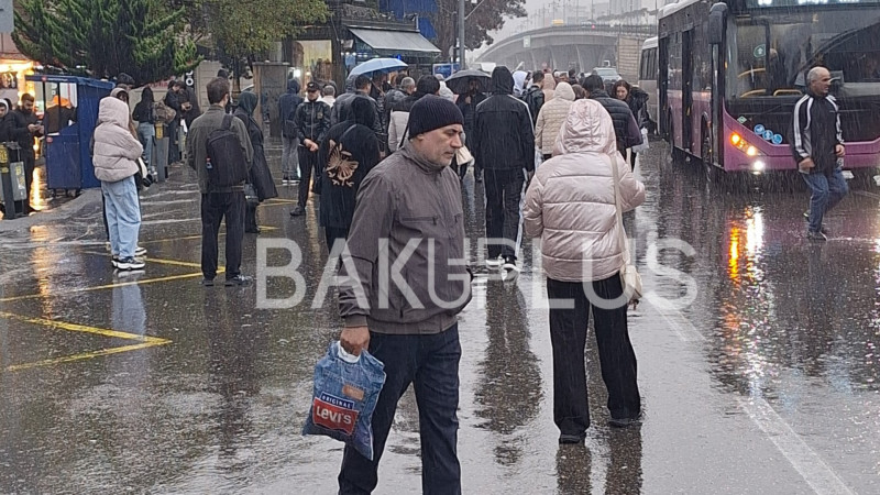 Bakıda yağış altında avtobus növbəsi - Dayanacaq yoxdur!