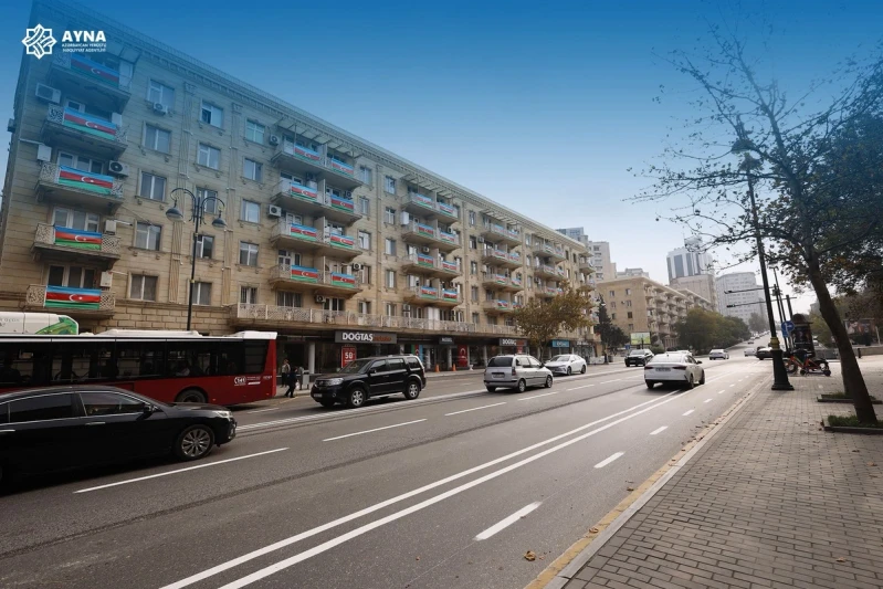Bakının İnşaatçılar prospektində mikromobillik zolağı təşkil edilir