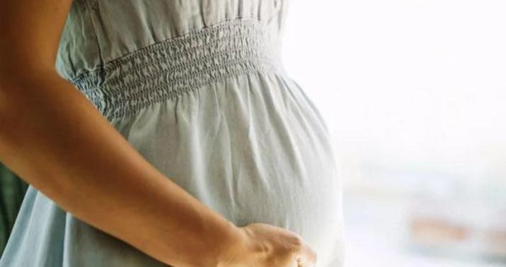 Sevgilisinin atası ilə münasibətindən şübhələndi, ülgüclə üzünü kəsdi