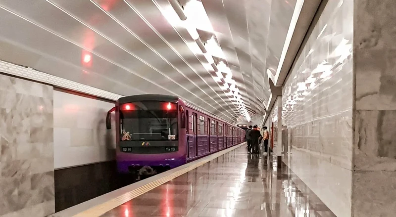 Metroda tüstüləmə baş verib