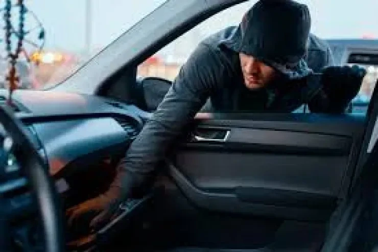 Bakıda qapısı açıq maşından 3 minlik telefon oğurlandı