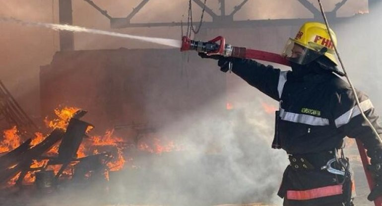 Bakıda evdə yanğın olub, 2 nəfər xəsarət alıb