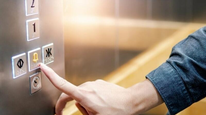 Liftdə qalan şəxs xilas edildi