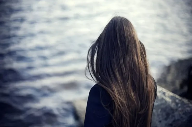 Bakı bulvarında GECƏ HƏYƏCANI: polis gənc qızı son anda ölümdən xilas etdi