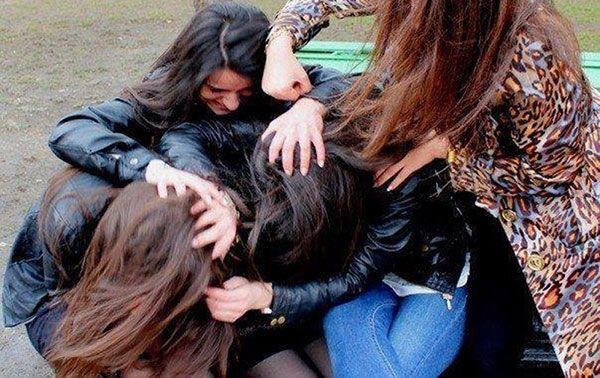 Futbola görə qonşusuna kəllə vuran qadına CƏZA VERİLDİ