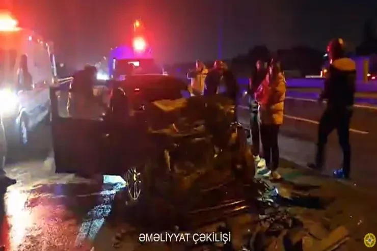 Bakıda minik maşını KamAZla toqquşdu, ölən var - VİDEO