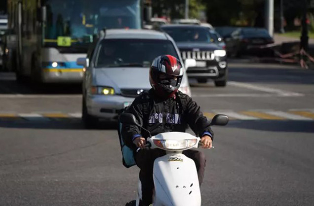 Ona irad bildirən qadını itələyib qaçdı, həbs olundu