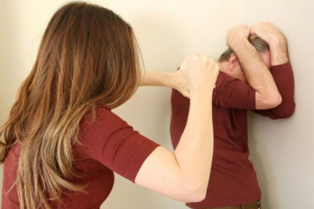 Qadın intim münasibət təklif edən sevgilisinin başında butulka sındırdı