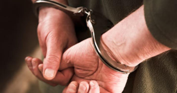 Avtomobilin qapısını açıq gördü, oğurluq etdi