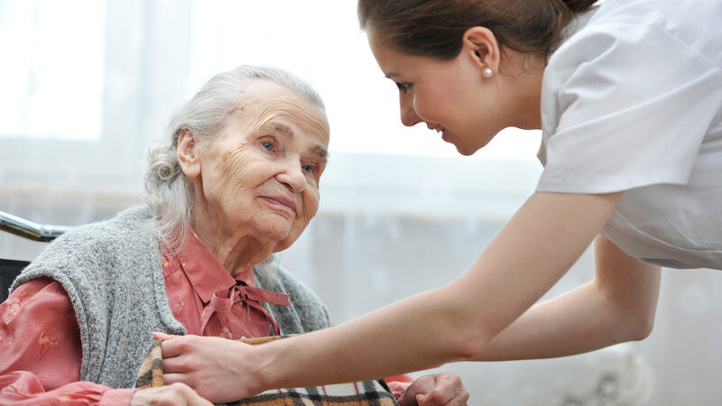 Bakıda dayə qulluq etdiyi 85 yaşlı qadını döydü