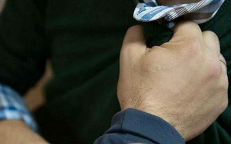 Müəllim direktor müavinini döydü, yaraladı