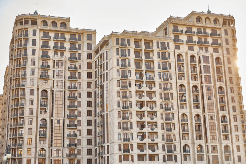 13-cü mərtəbədəki mənzil problem yaradır - Sakinlər məhkəmə qərarından şikayətçidir