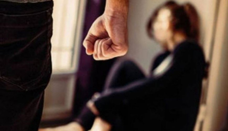 Bakıda ər hamilə arvadının əlini qızdırılmış açarla yandırdı