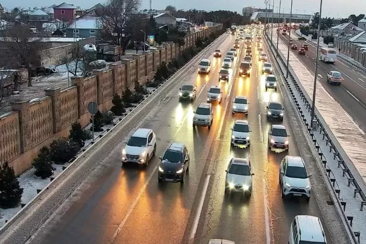 Aeroport yolu buz bağladı, nəqliyyatın hərəkəti çətinləşdi