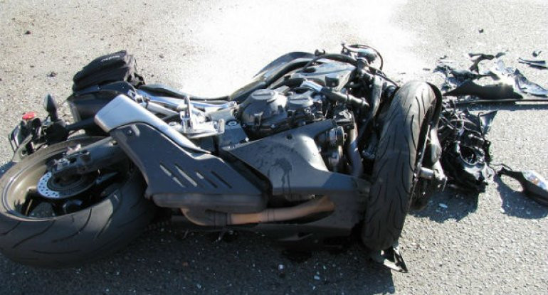 Bakıda avtomobil motosikletlə toqquşdu - Ölən var