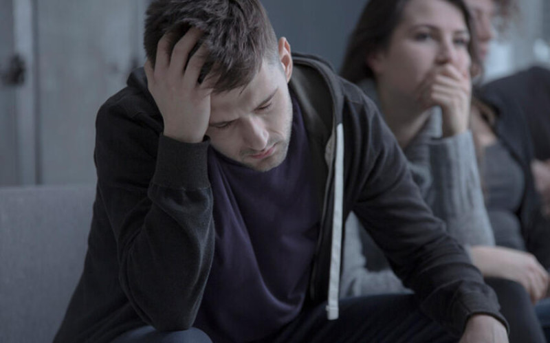 Satıcıya banan yeməyi təklif etdi - Həbs olundu