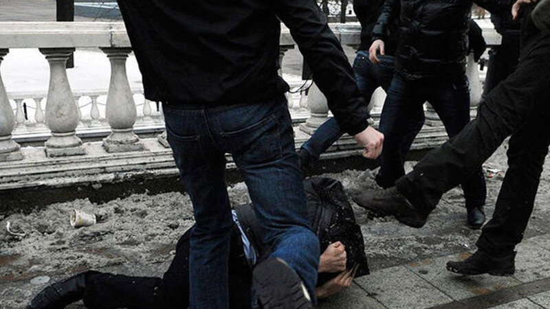 Bakıda gənc oğlan dava zamanı bıçaqlanıb