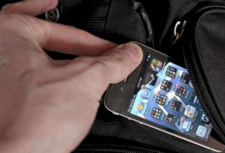 Küçədə kişini döyüb telefonunu aldı - Qərardan narazıdır