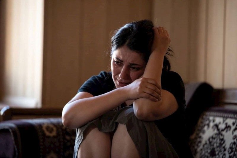 Qohum sözünə görə evdə dava düşdü — Kişi qadını təpiklədi