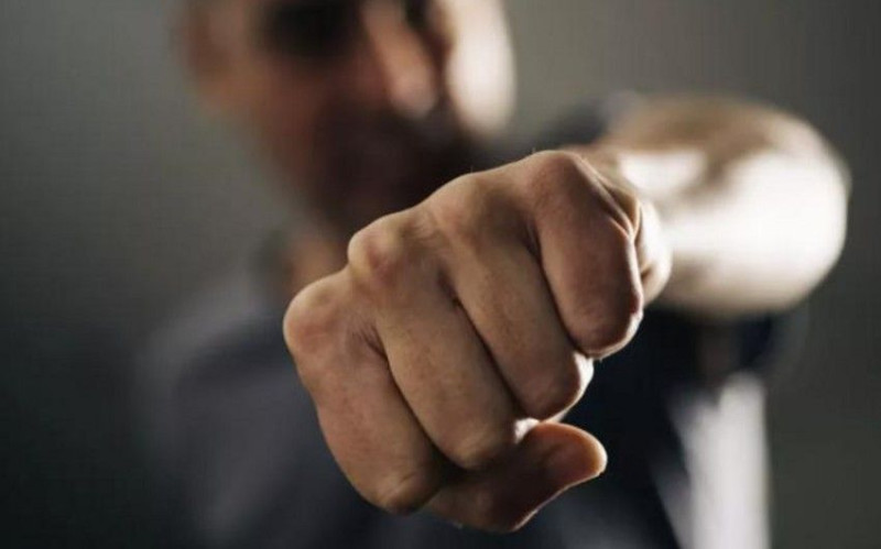 Oğul anasını döydü: Xoşlamadığı proqrama görə...