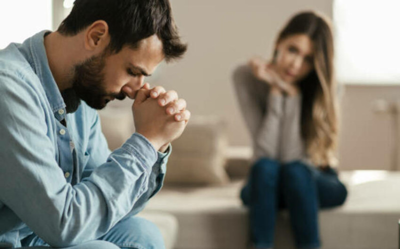 Sosial şəbəkədə arvadını və qızını təhqir edən kişi həbs edildi