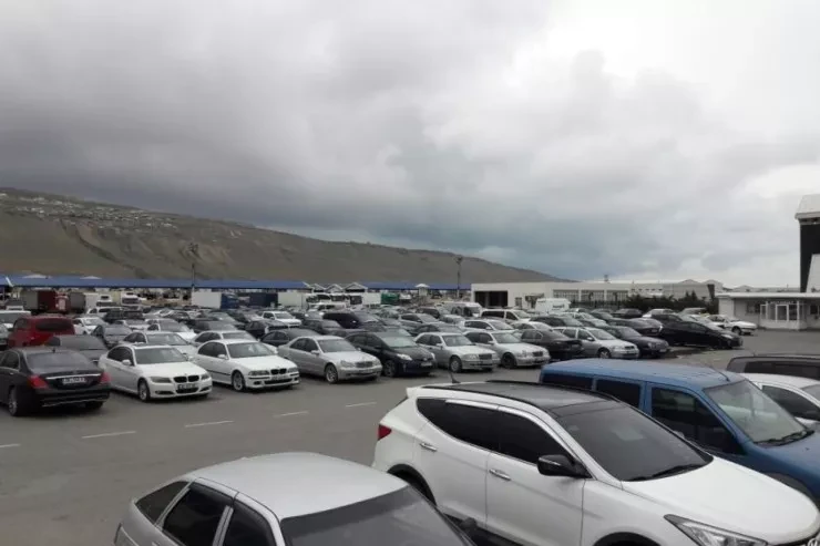 Gömrükdə maşınların altından MEYİT TAPILDI