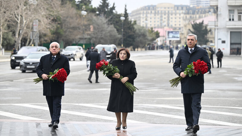 Dövlət və hökumət rəsmiləri Ana harayı abidəsini ziyarət ediblər
