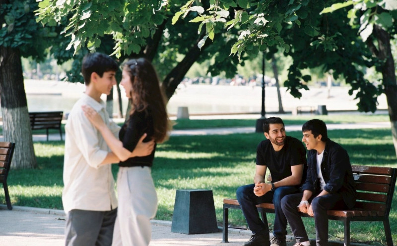 Küçədə öpüşdüyünə görə oğlanı bıçaqladılar — Ana, bacı var...