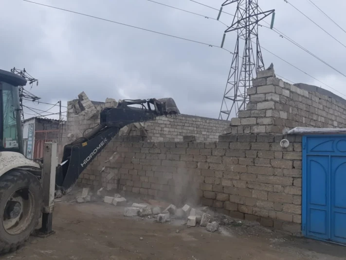 Buzovnada qanunsuz tikili söküldü