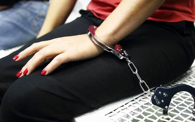 Sosial şəbəkədə çılpaq videolar yayan qadınlar həbs olundu