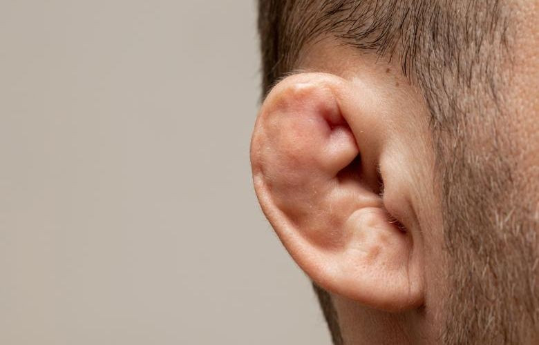 Söyüş üstündə qonşunun qulağını dişləyərək qopardı