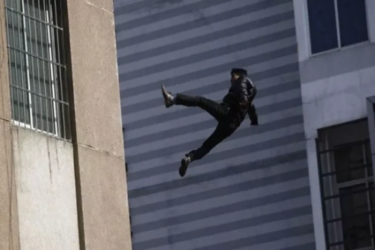 Bakıda DƏHŞƏT: Binanın komendantı 13-cü mərtəbədən yıxılıb öldü