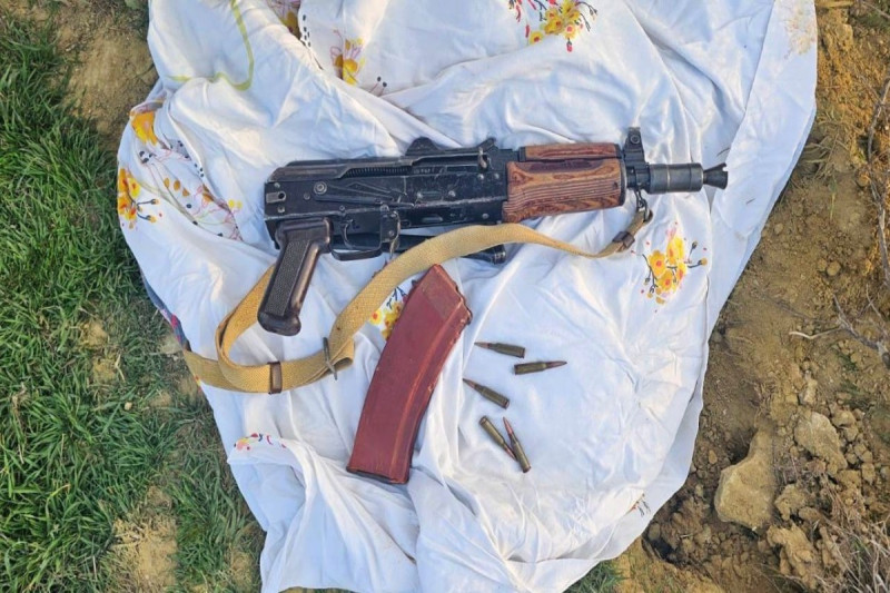 Buzovnada gizlədilən silah tapıldı