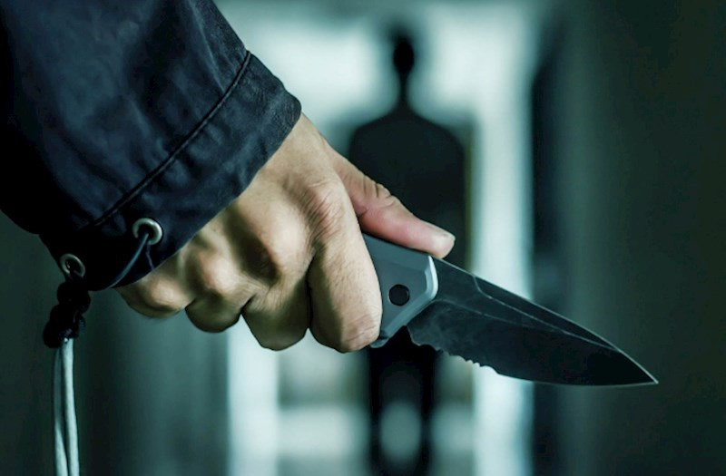 Anasını kürəyindən bıçaqladı: Bayrama görə 100 manat pul verəcəkdi, vermədi