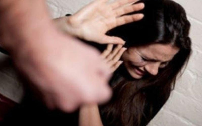 Körpə qızına əsəbiləşib hirsini arvadından çıxdı