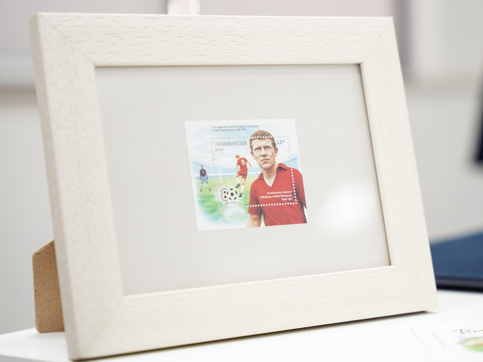 Anatoli Banişevskinin 80 illik yubileyi münasibətilə yeni poçt markaları dövriyyəyə buraxılıb