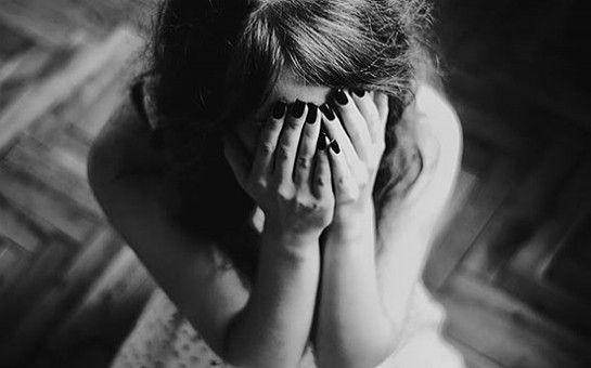 Kişi ona niyə işləmirsən deyən sevgilisini döydü